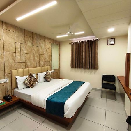 Hotel Kinara อาเมดาบัด ภายนอก รูปภาพ