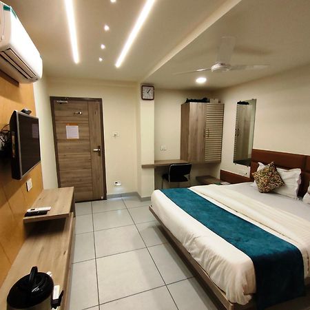 Hotel Kinara อาเมดาบัด ภายนอก รูปภาพ