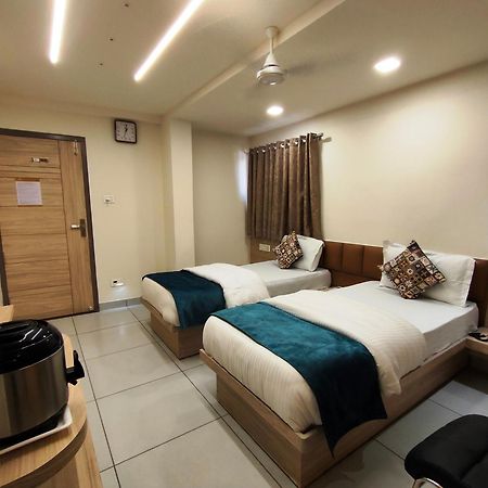 Hotel Kinara อาเมดาบัด ภายนอก รูปภาพ