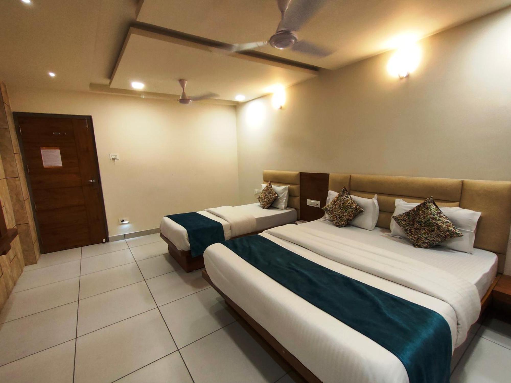 Hotel Kinara อาเมดาบัด ภายนอก รูปภาพ