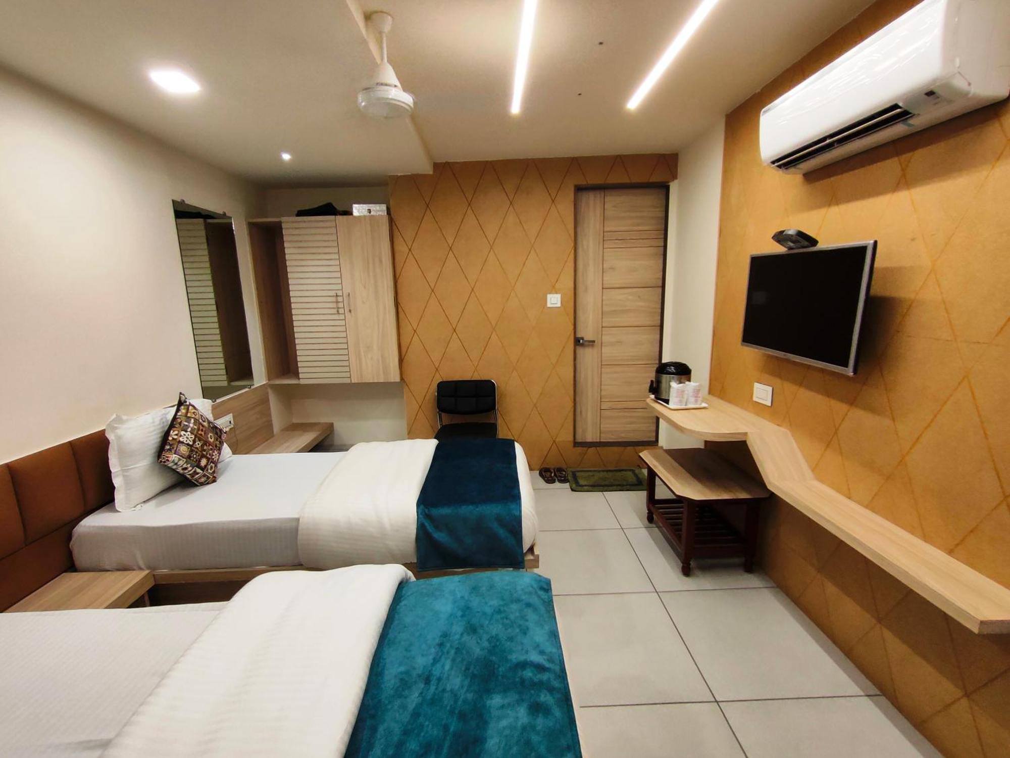 Hotel Kinara อาเมดาบัด ภายนอก รูปภาพ