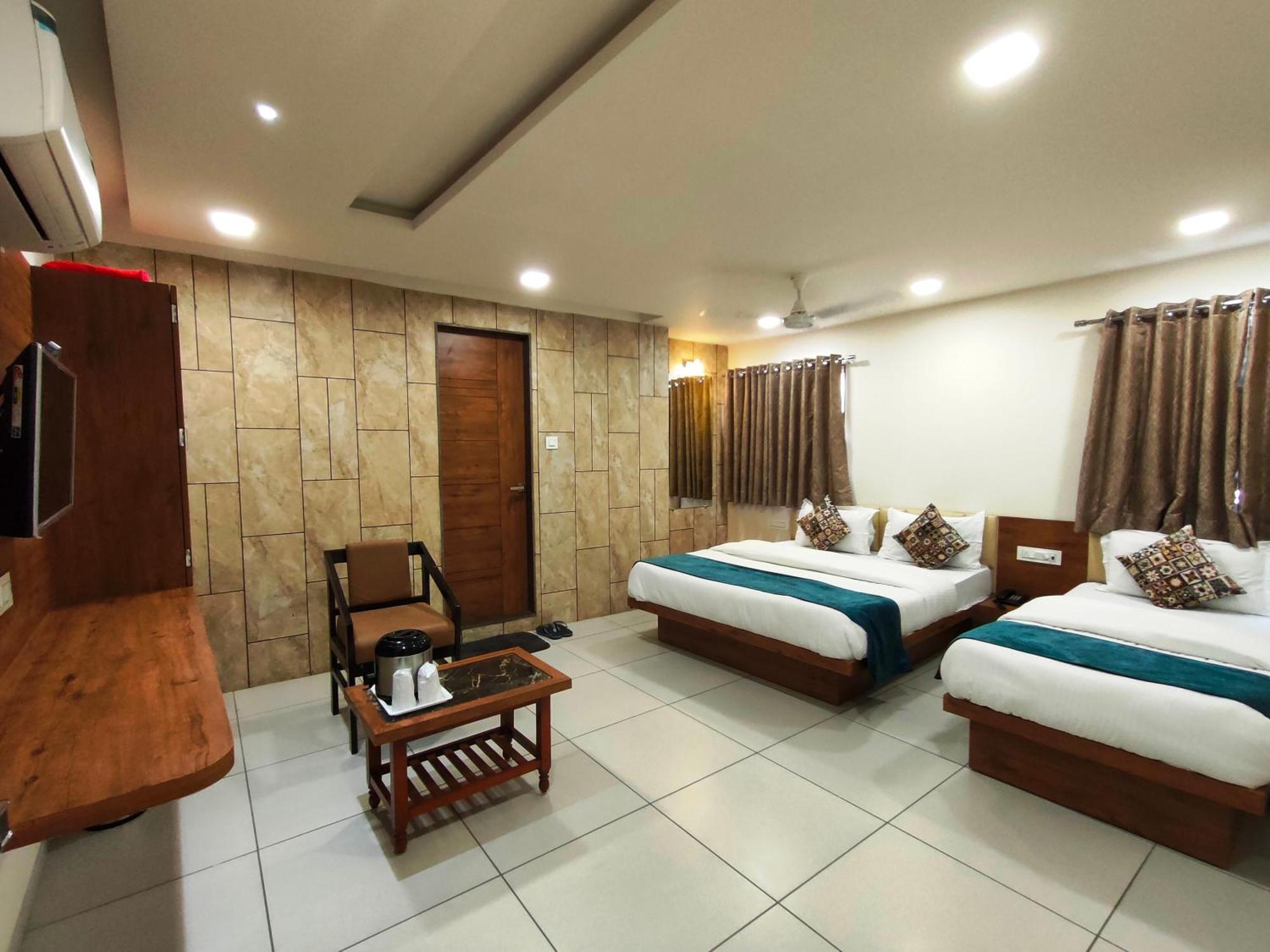 Hotel Kinara อาเมดาบัด ภายนอก รูปภาพ
